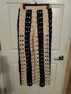 POL Crochet pants in Cream and Navy